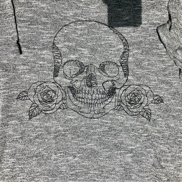 Torrid Gray Skull Roses Graphic short sleeve Tee plus size 1 emo grunge goth - Picture 3 of 5